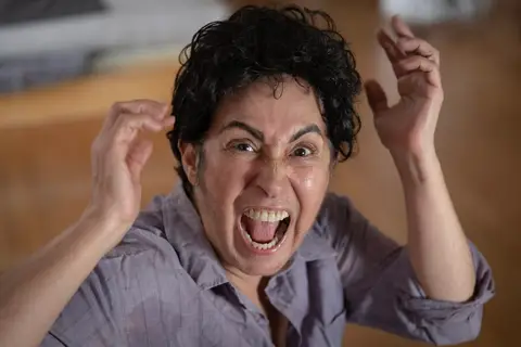 Atriz Dalileia Ayala incorpora personagem de Dois Perdidos em uma Noite Suja em ensaio fotográfico para divulgação do espetáculo'