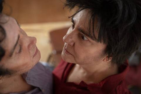 As atrizes Maiara Magri e Dalileia Ayala incorporam personagem de Dois Perdidos em uma Noite Suja em ensaio fotográfico para divulgação do espetáculo'