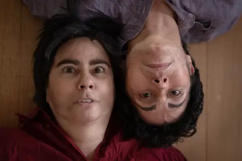 As atrizes Maiara Magri e Dalileia Ayala incorporam personagem de Dois Perdidos em uma Noite Suja em ensaio fotográfico para divulgação do espetáculo'