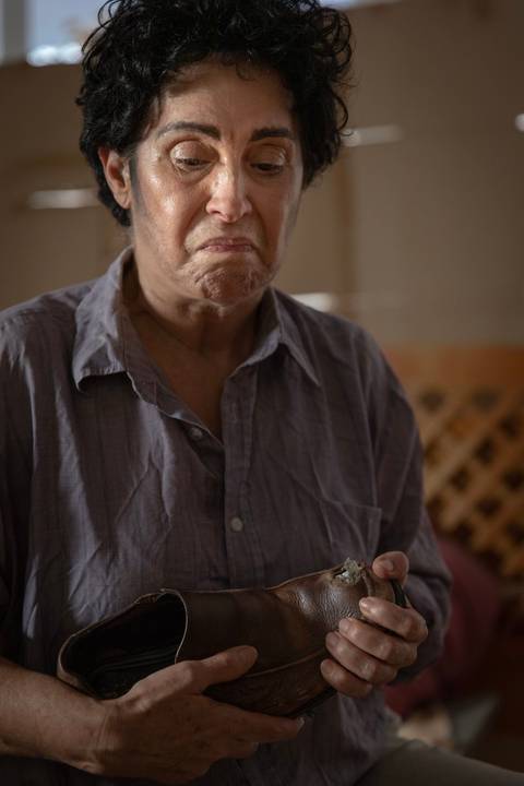 Atriz Dalileia Ayala incorpora personagem de Dois Perdidos em uma Noite Suja em ensaio fotográfico para divulgação do espetáculo'