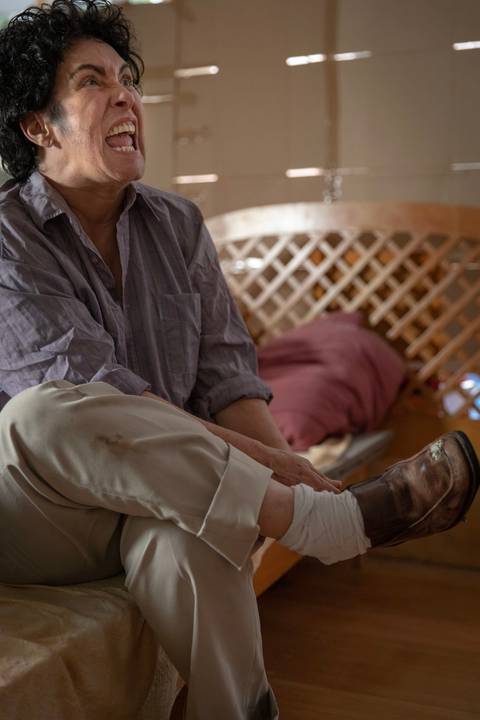 Atriz Dalileia Ayala incorpora personagem de Dois Perdidos em uma Noite Suja em ensaio fotográfico para divulgação do espetáculo'