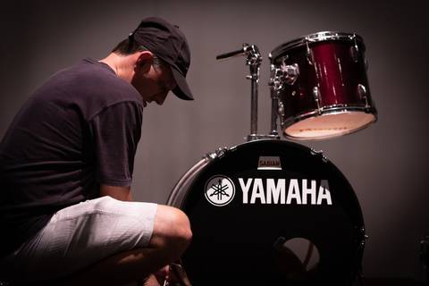 Montagem de bateria do Show da Horário Nobre RetroBand no Teatro UMC-SP'