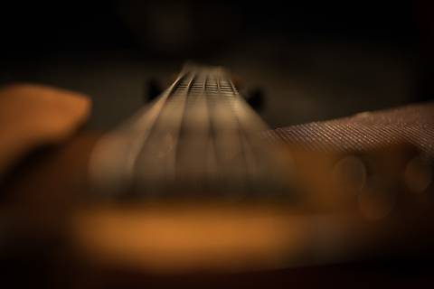 Detalhe do baixo elétrico do Show da Horário Nobre RetroBand no Teatro UMC-SP'