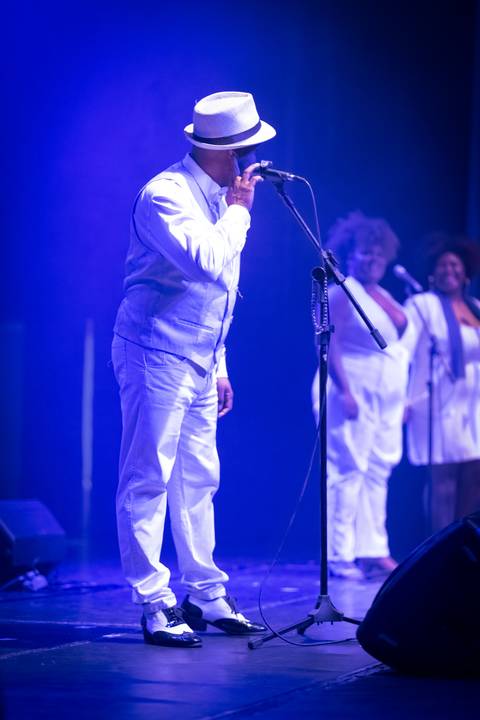 Vocalista em Show da Horário Nobre RetroBand no Teatro UMC-SP'