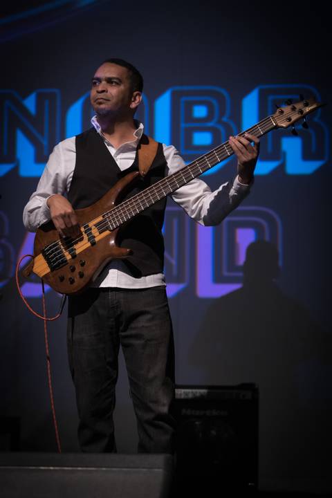 Baixista em Show da Horário Nobre RetroBand no Teatro UMC-SP'