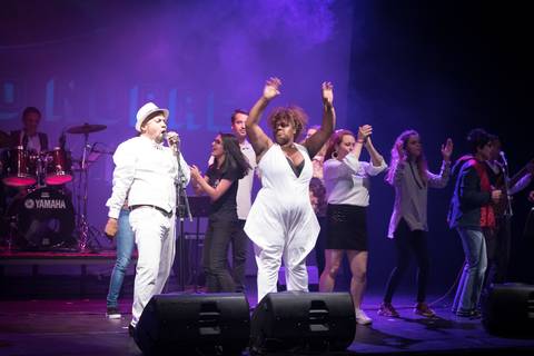 Vocalista em Show da Horário Nobre RetroBand no Teatro UMC-SP'