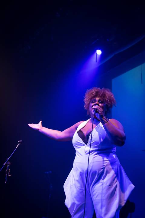 Vocalista em Show da Horário Nobre RetroBand no Teatro UMC-SP'