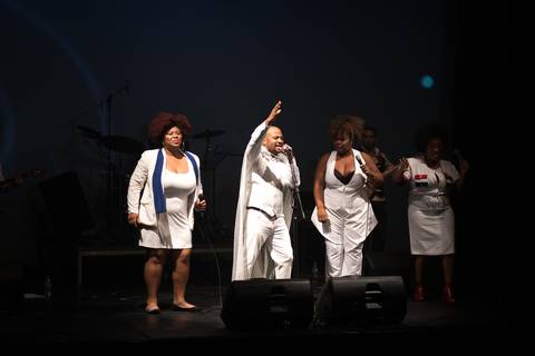 Vocalista em Show da Horário Nobre RetroBand no Teatro UMC-SP'