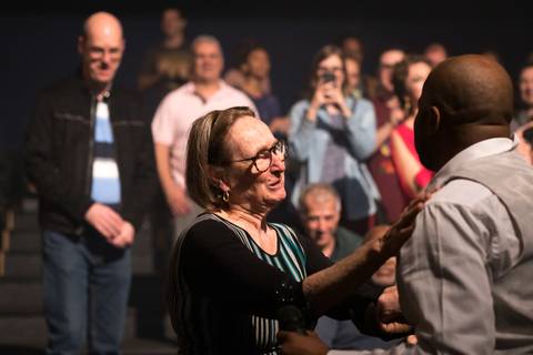 Vocalista desce na plateia em Show da Horário Nobre RetroBand no Teatro UMC-SP'