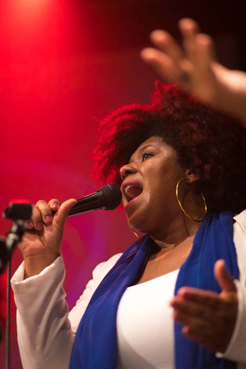 Vocalista em Show da Horário Nobre RetroBand no Teatro UMC-SP'