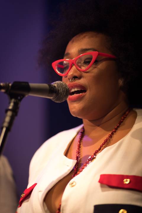 Vocalista em Show da Horário Nobre RetroBand no Teatro UMC-SP'