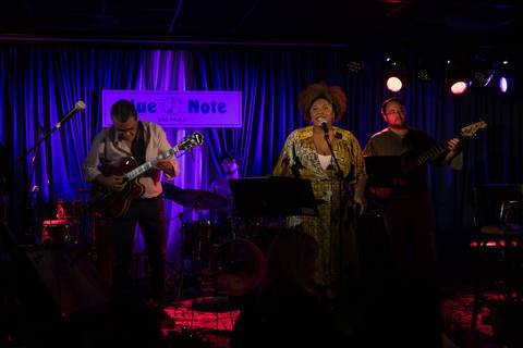 banda tocando clássicos do clube da esquina no blue note SP'