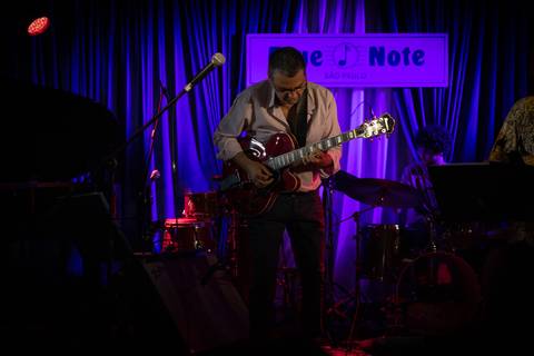 banda tocando clássicos do clube da esquina no blue note SP'