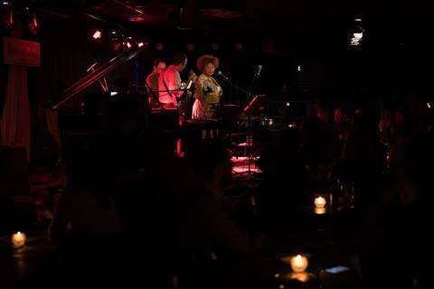 banda tocando clássicos do clube da esquina no blue note SP'