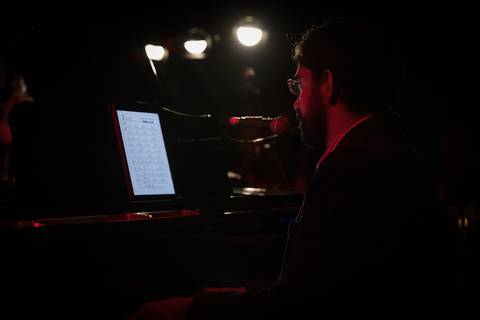 Pianista tocando clássicos do clube da esquina no blue note SP'
