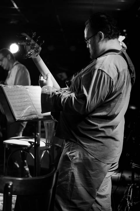 baixista
 tocando clássicos do clube da esquina no blue note SP'