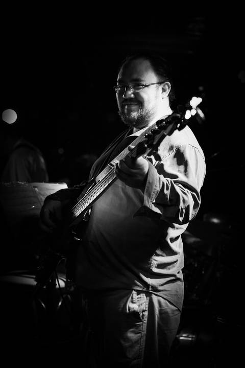 baixista
 tocando clássicos do clube da esquina no blue note SP'