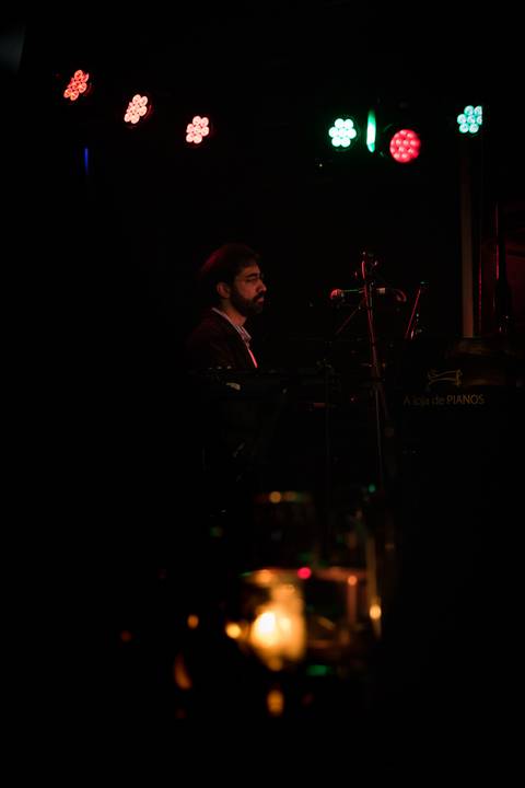 Pianista tocando clássicos do clube da esquina no blue note SP'