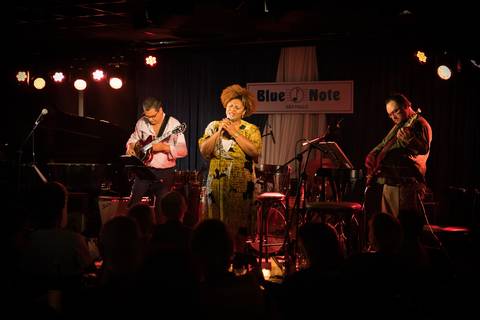 banda
 tocando clássicos do clube da esquina no blue note SP'