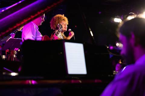 banda
 tocando clássicos do clube da esquina no blue note SP'