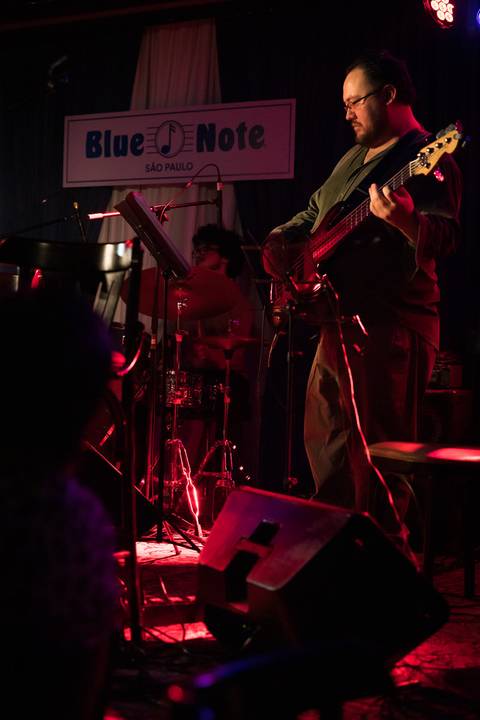 banda
 tocando clássicos do clube da esquina no blue note SP'
