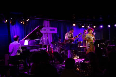 banda
 tocando clássicos do clube da esquina no blue note SP'