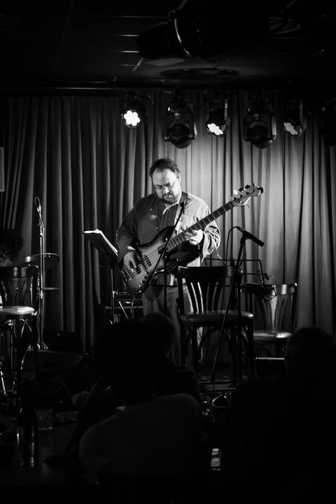 baixista
 tocando clássicos do clube da esquina no blue note SP'
