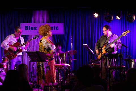 banda
 tocando clássicos do clube da esquina no blue note SP'