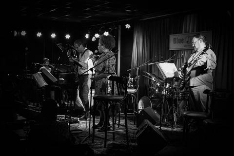 banda
 tocando clássicos do clube da esquina no blue note SP'