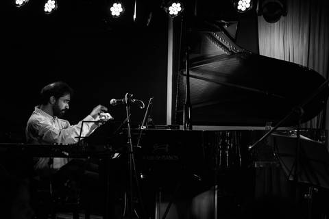 Pianista tocando clássicos do clube da esquina no blue note SP'