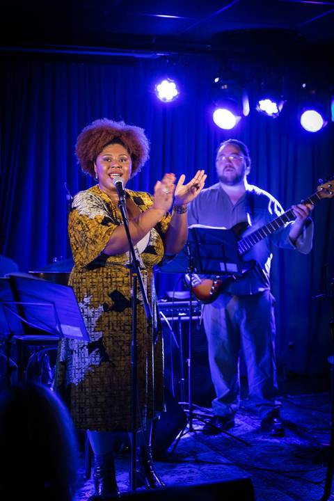 banda
 tocando clássicos do clube da esquina no blue note SP'
