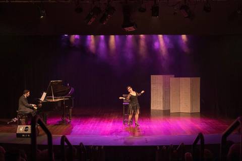 A Atriz, Cantora e Bailarina Simone Gutierrez homenageia Liza Minelli no espetáculo, Lisa, Liza e Eu, no Teatro Hebraica SP'