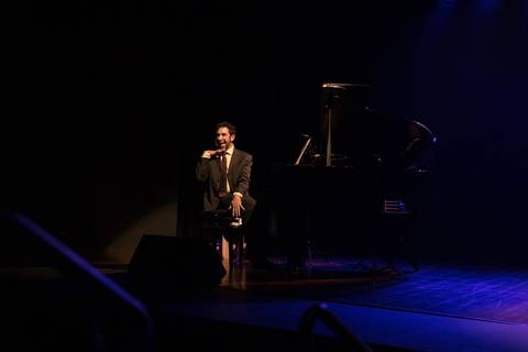 A Atriz, Cantora e Bailarina Simone Gutierrez homenageia Liza Minelli no espetáculo, Lisa, Liza e Eu, no Teatro Hebraica SP'