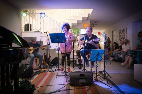 momentos do sarau voice na escola Voice no Brooklin SP apresentações artísticas com registro em foto e vídeo profissional'