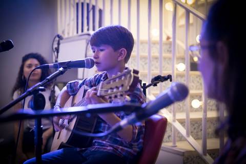 momentos do sarau voice na escola Voice no Brooklin SP apresentações artísticas com registro em foto e vídeo profissional'