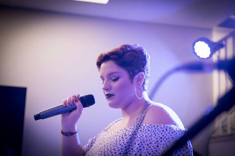 momentos do sarau voice na escola Voice no Brooklin SP apresentações artísticas com registro em foto e vídeo profissional'