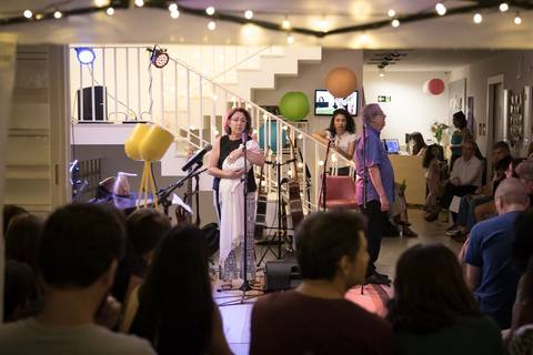 momentos do sarau voice na escola Voice no Brooklin SP apresentações artísticas com registro em foto e vídeo profissional'