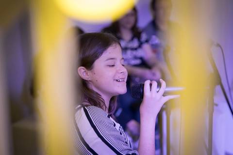 momentos do sarau voice na escola Voice no Brooklin SP apresentações artísticas com registro em foto e vídeo profissional'