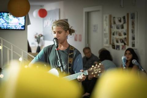 momentos do sarau voice na escola Voice no Brooklin SP apresentações artísticas com registro em foto e vídeo profissional'