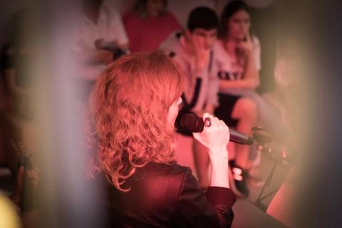 momentos do sarau voice na escola Voice no Brooklin SP apresentações artísticas com registro em foto e vídeo profissional'