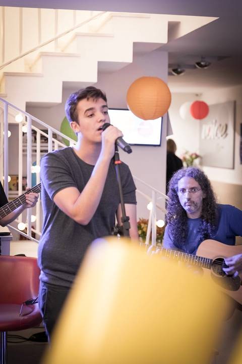 momentos do sarau voice na escola Voice no Brooklin SP apresentações artísticas com registro em foto e vídeo profissional'