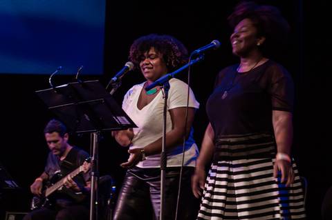 Show Pedindo Bis com Simone Gutierrez no Teatro Porto seguro'