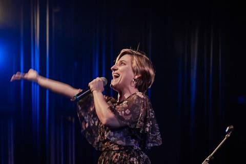 Show Pedindo Bis com Simone Gutierrez no Teatro Porto seguro'