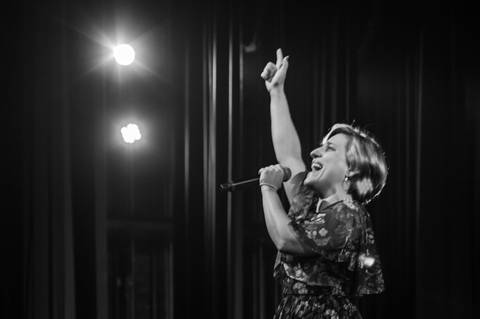 Show Pedindo Bis com Simone Gutierrez no Teatro Porto seguro'