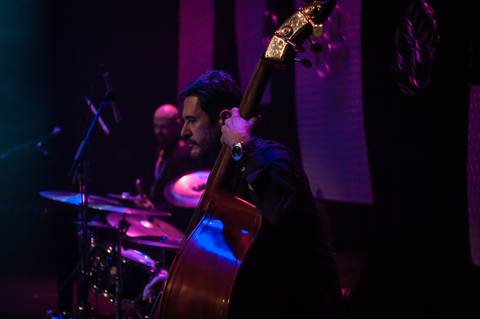 Show Pedindo Bis com Simone Gutierrez no Teatro Porto seguro'