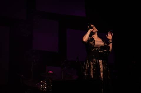 Show Pedindo Bis com Simone Gutierrez no Teatro Porto seguro'