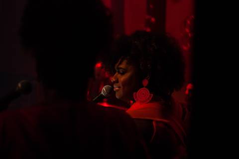 Show Pedindo Bis com Simone Gutierrez no Teatro Porto seguro'