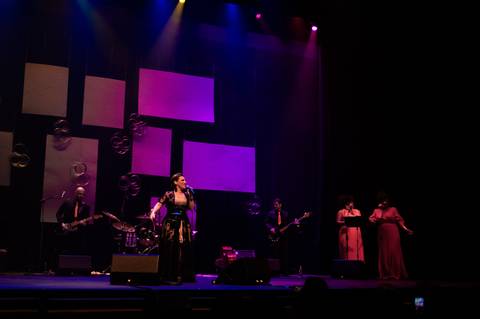 Show Pedindo Bis com Simone Gutierrez no Teatro Porto seguro'