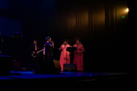 Show Pedindo Bis com Simone Gutierrez no Teatro Porto seguro'