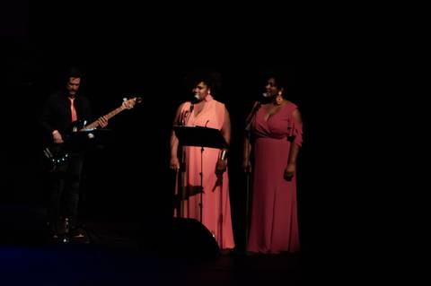 Show Pedindo Bis com Simone Gutierrez no Teatro Porto seguro'